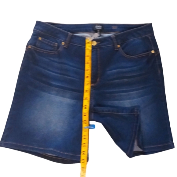 Women's Jones New York Designer Gold Patch Signature Shorts. 14 - Picture 4 of 6